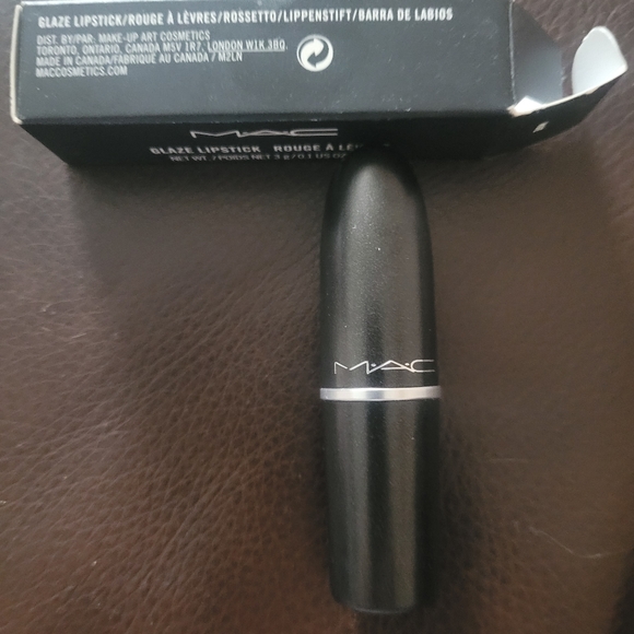 Mac lipstick, GLAZE discontinued. Software demanded "Women" category, but u know - Picture 4 of 6